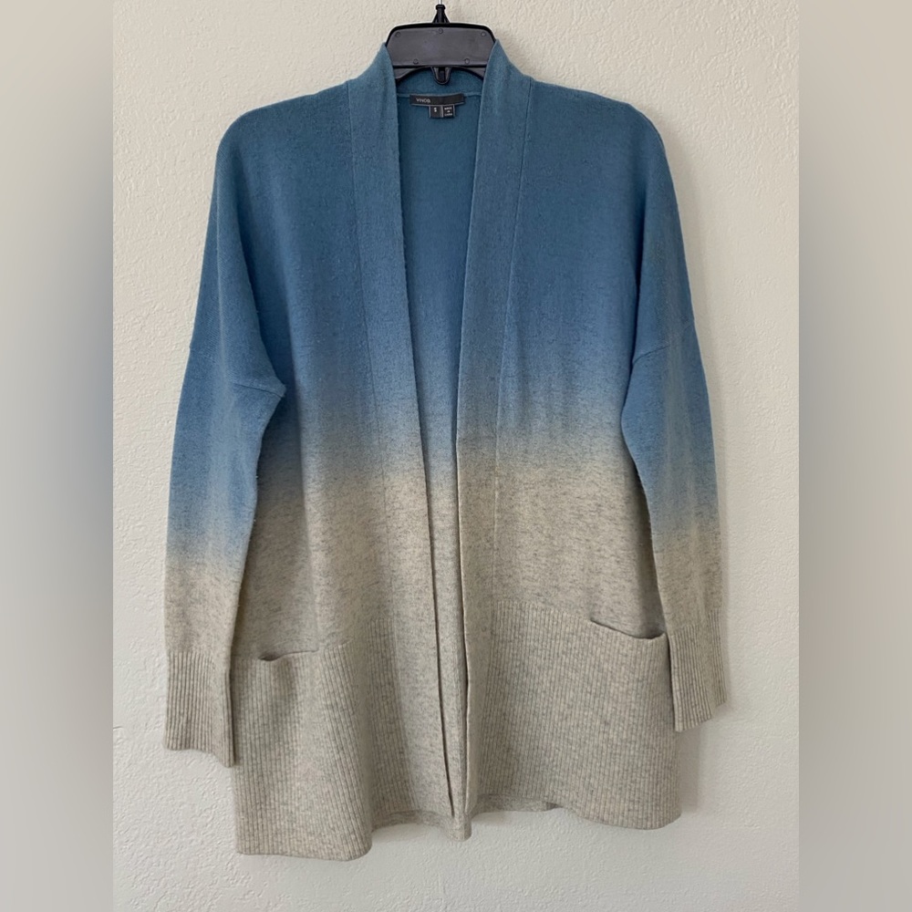 Vince, gray blue cashmere hombre sweater. Size small very good condition.